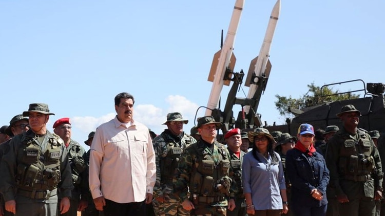 Maduro se ha dedicado en las últimas semanas casi exclusivamente a retratarse junto a miembros de las Fuerzas Armadas de Venezuela (Reuters)