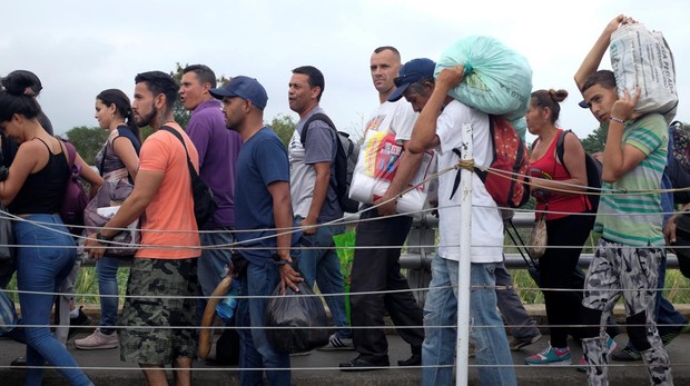 Un grupo de venezolanos cruzan el puente de SimÃ³n Bolivar, que separa la frontera de Venezuela con Colombia, tras haberse aprovisionado en CÃºcuta
