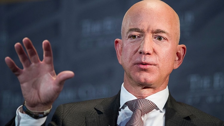 Al afirmar que lo quieren extorsionar, Jeff Bezos reconoció que se tomó selfies desnudo. (AP)