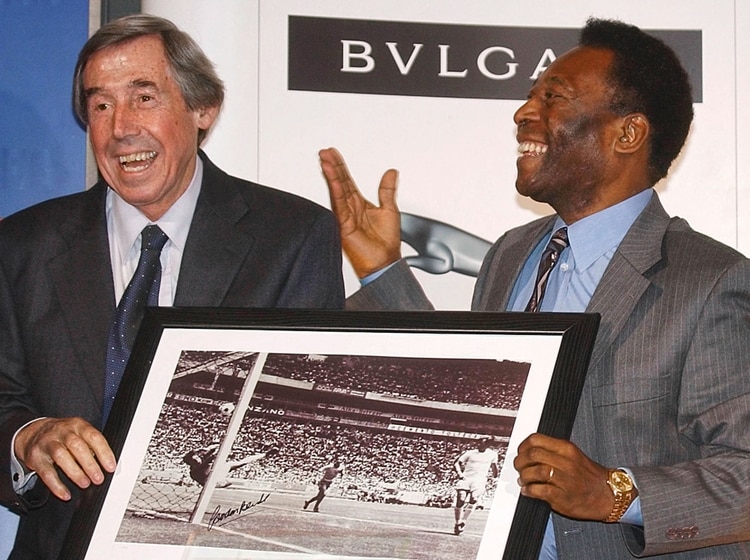 Gordon Banks y Pelé recordando la memorable jugada que involucra a ambos (AP)