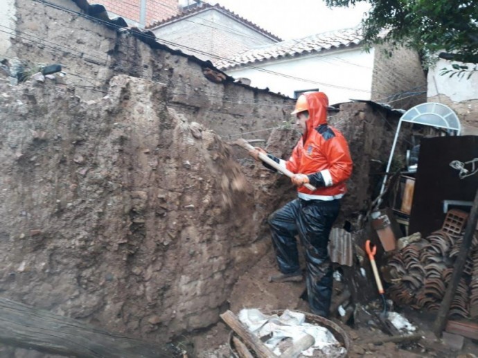 El personal de Riesgos demuele el muro de una vivienda colapsada en Sucre. FOTO: Gentileza Riesgos