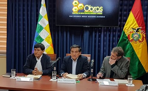 El ministro de Obras Públicas, Óscar Coca,  en conferencia de prensa.