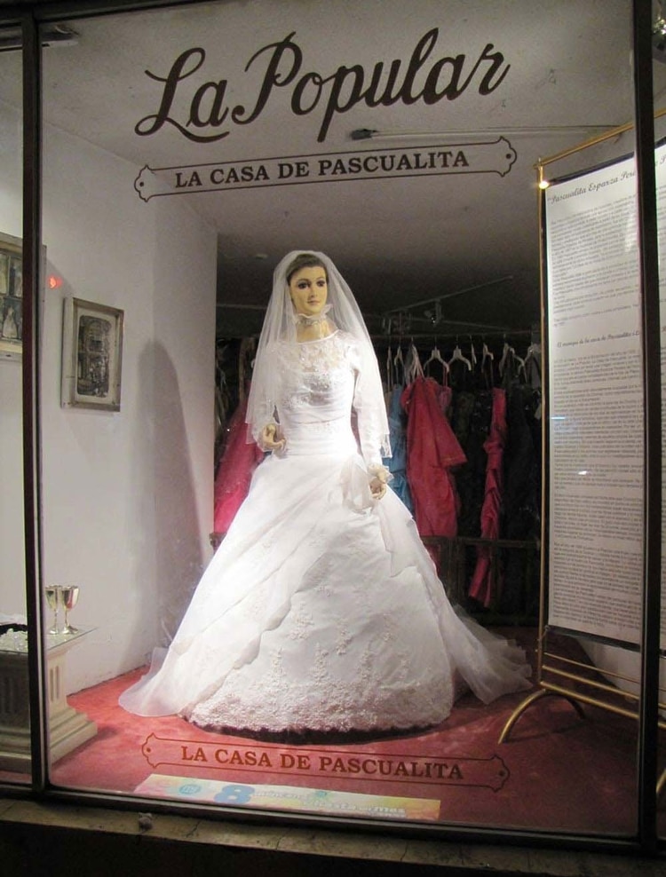 “La Pascualita ve pasar los días desde una tienda de accesorios de novia (Foto: Archivo)