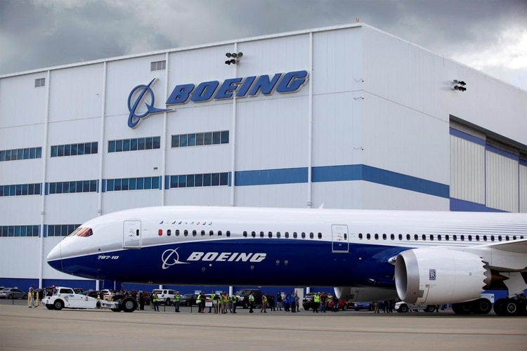 El nuevo Boeing 787-10 Dreamliner frente a la sede de la compañía en Carolina del Sur (REUTERS/Randall Hill)