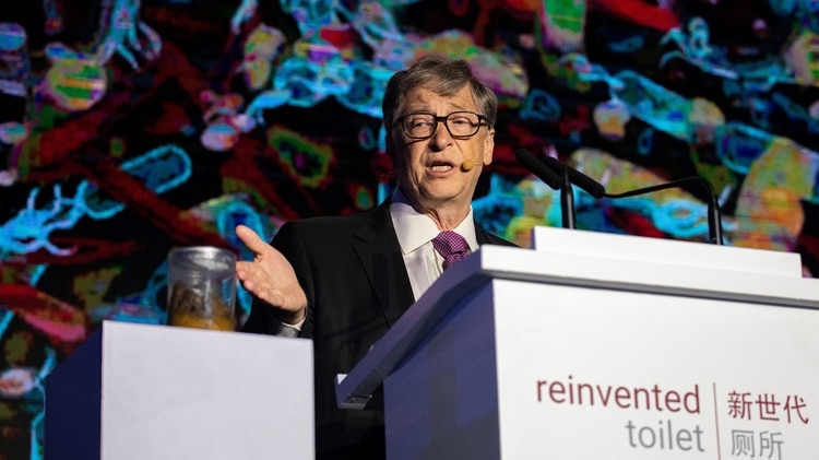 Bill Gates dio su conferencia en la feria “Inodoro Reiventado”, en Beijing, junto a un frasco con heces humanas. (Nicolas ASFOURI / AFP)