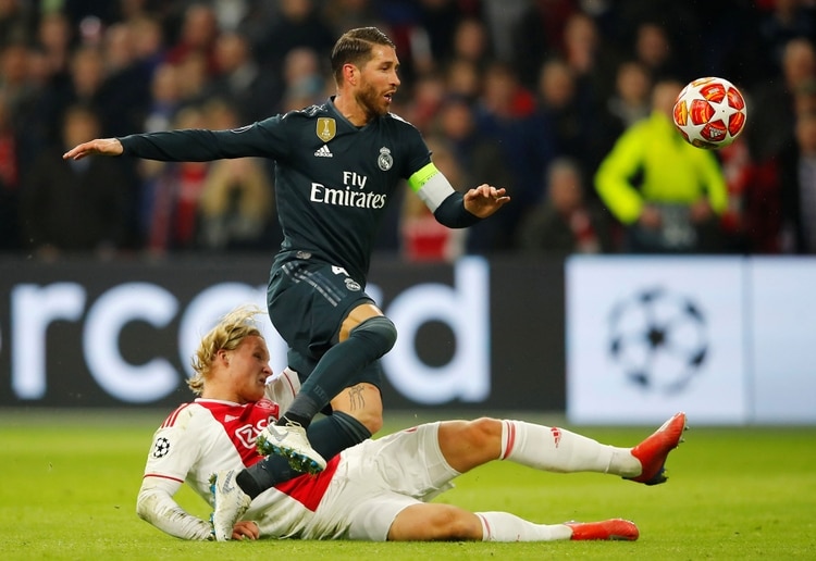 Sergio Ramos admitió haber buscado la cartulina amarilla en el duelo ante Ajax (Reuters)