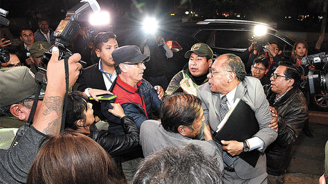 Protesta. Luis Ayllón, del PDC, fue agredido por militantes cuando inscribió el binomio Paz Zamora-Barriga.