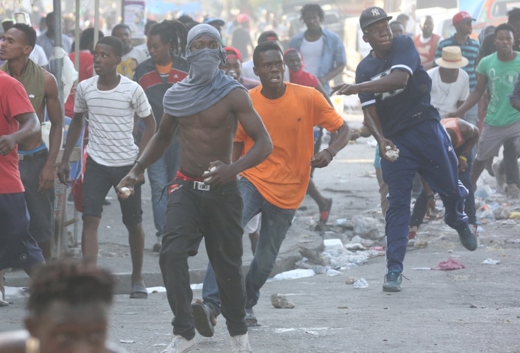 Un grupo de protestantes en enfrentamiento con la policía en Puerto Príncipe, Haití. (REUTERS/Jeanty Junior Augustin)