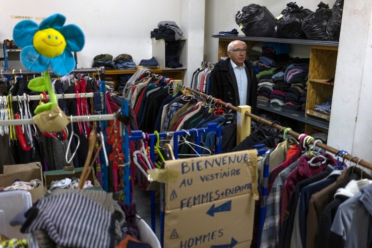Jean-Rene Etchegaray visita uno de los centros donde atienden a los migrantes. (Samuel Aranda/The New York Times)