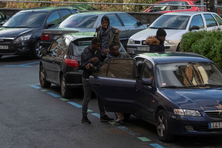 Migrants ingresan a un auto en Irun, España, cerca a la frontera con Francia. (Samuel Aranda/The New York Times)