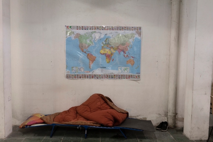 Un migrante duerme en un albergue. (Samuel Aranda/The New York Times)