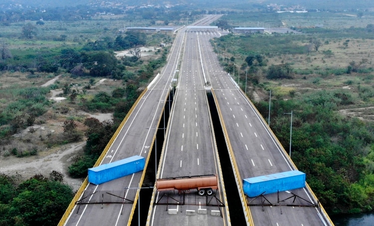 El régimen mantiene bloqueada la zona fronteriza para evitar la entrega de la ayuda humanitaria (Photo by EDINSON ESTUPINAN / AFP)