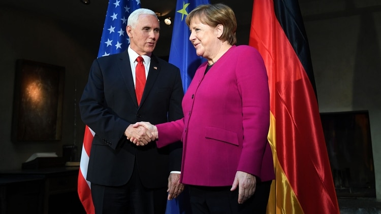 Pence saluda a Angela Merkel (AFP)
