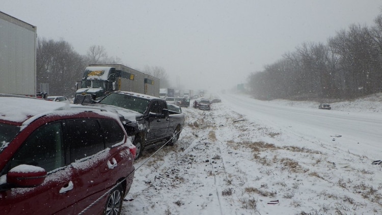 Las carreteras quedaron completamente cubiertas de nieve (@MSHPTrooperA)