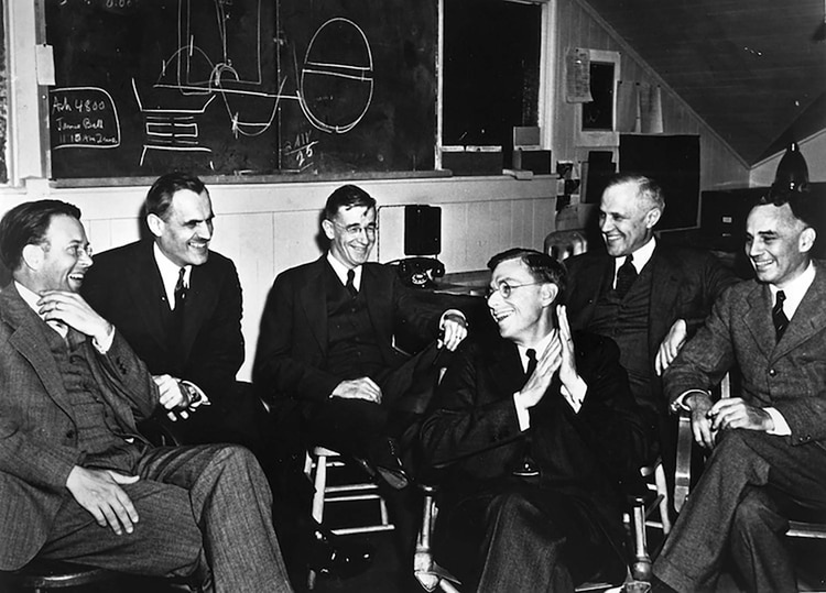 Robert Oppenheimer, Niels Bohr, Enrico Fermi, Ernst Lawrence junto a otros brillantes científicos