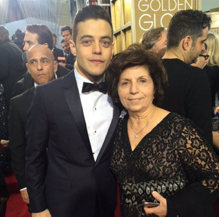 Rami Malek con su madre en los Globos de Oro 2016