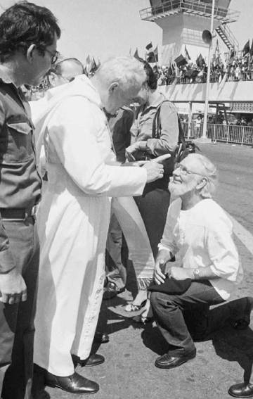 Juan Pablo II reprende A Ernesto Cardenal en su vista a Managua en 1983.