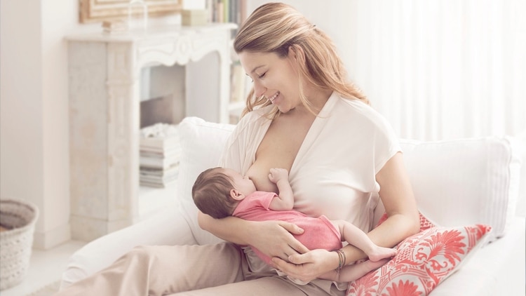 Desde el equipo médico, debe incentivarse la lactancia materna y priorizarla desde el nacimiento