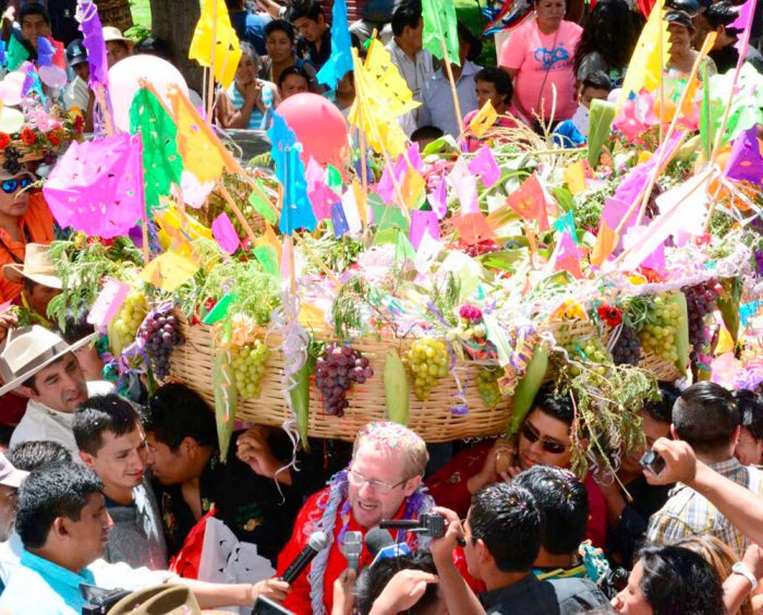 FESTEJO DE COMPADRES EN LA CIUDAD DE TARIJA, PREVIO A LA FIESTA DEL CARNAVAL.