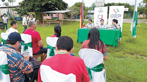 Acto. Presidente del TED de Pando, René Zambrana, (centro en la mesa) cuando ayer inauguró la consulta.