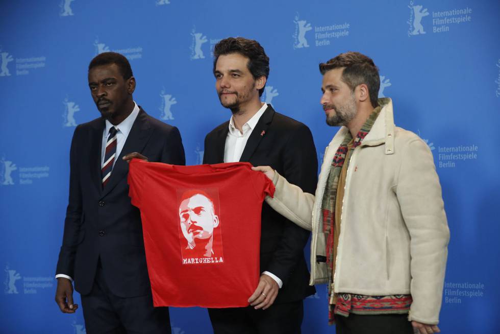 Desde la izquierda, el actor y mÃºsico Seu Jorge, el director Wagner Moura y el actor Bruno Gagliasso, con una camiseta con el retrato de Marighella.
