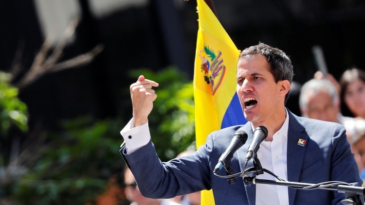 Juan Guaidó denunció que el régimen de Nicolás Maduro intentaba transferir mil millones de dólares hacia Uruguay (Reuters)