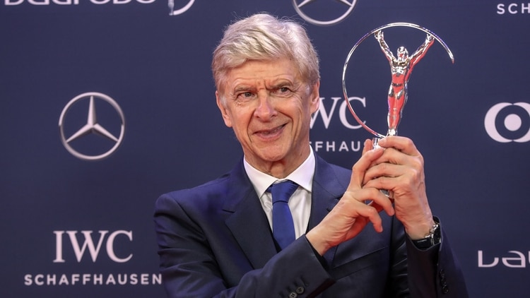 Arsène Wenger recibió una distinción por sus 22 años al frente del Arsenal FC (AFP)