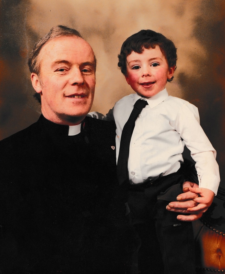 John J. Doyle, de Longford, Irlanda, sostiene en sus brazos a Vincent, el hijo que nunca reconoció