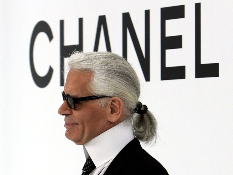 Karl Lagerfeld en uno de sus tantos desfiles anuales. Este para Chanel para su colección de Otoño-Invierno 2004/2005 en París (Reuters)