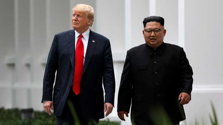 El presidente de los Estados Unidos, Donald Trump, y el líder de Corea del Norte, Kim Jong-un, durante la cumbre de 2018 en Singapur (Reuters)