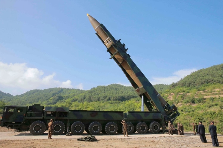 Kim Jong-un observa un Hwasong-14, misil balístico intercontinental con capacidad nuclear, en una foto propagandística de 2017 (KCNA/AP)