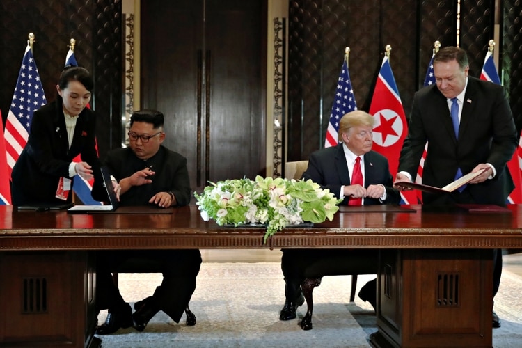 Kim Jong-un, acompañado de su hermana Kim Yo-jong, firma al declaración de Singapur junto a Donald Trump, acompañado por el Secretario de Estado Mike Pompeo (Reuters)