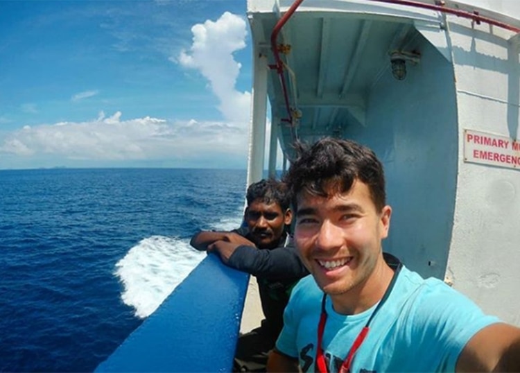 John Allen Chau en una de sus últimas fotografías tomadas en un barco pesquero rumbo a la Isla Sentinel del Norte