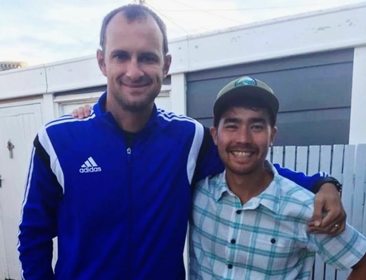 El aventurero estadounidense John Allen Chau, a la derecha, en octubre con Casey Prince, fundador de la Ubuntu Football Academy en Ciudad del Cabo, Sudáfrica, días antes de partir hacia la remota isla de North Sentinel, donde fue asesinado. (Sarah Prince/AP)