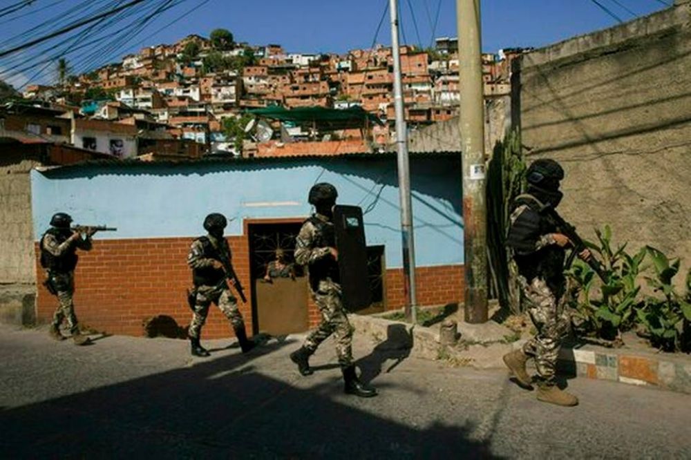 Miembros de la FAES patrullando en el vecindario Antimano de Caracas, Venezuela, el martes 29 de enero de 2019. Foto: AP