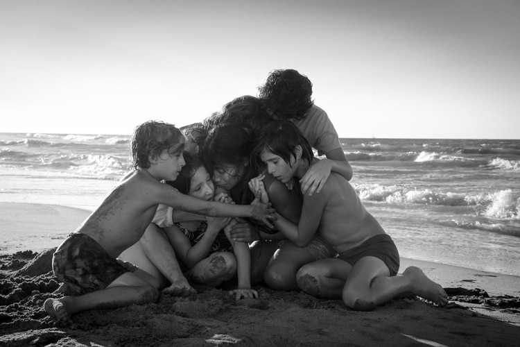 En el centro, Yalitza Aparicio como Cleo en Roma, escrita y dirigida por Alfonso Cuarón para Netflix, la primera nominación al Oscar de la plataforma de streaming. (Carlos Somonte)