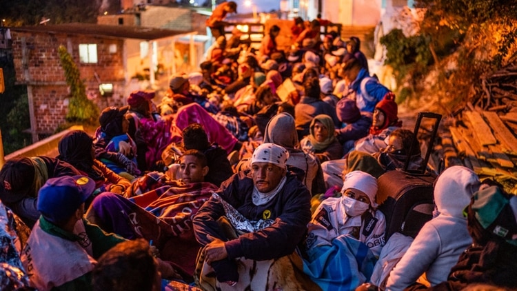Un grupo de migrantes venezolanos a bordo de un camión en el cruce por las montañas en Colombia. (Federico Ríos Escobar para The New York Times)