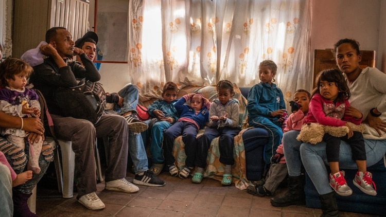 Damaris Olivares, a la derecha, cruzó a Colombia con sus hijos en un grupo que incluía a una amiga suya y a nueve menores de edad; el más pequeño tenía apenas seis días de nacido. (Federico Ríos Escobar / The New York Times)