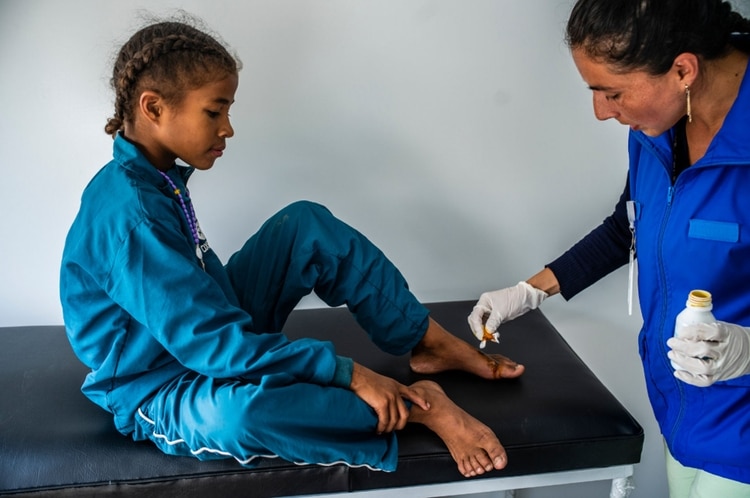 Una enfermera cura las ampollas de una niña venezolana de 9 años. (Federico Ríos Escobar / The New York Times)