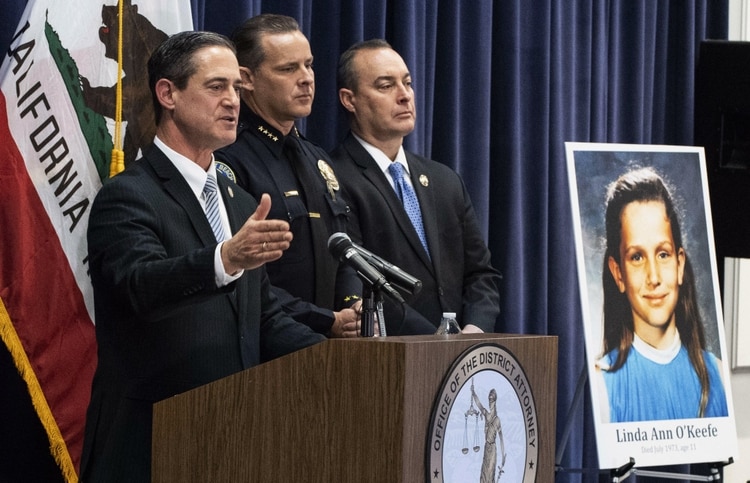 El fiscal de distrito del condado de Orange, Todd Spitzer, habla durante una conferencia de prensa en la oficina de OCDA en Santa Ana, California con la fotografía de Linda O’Keefe delante suyo (AP)