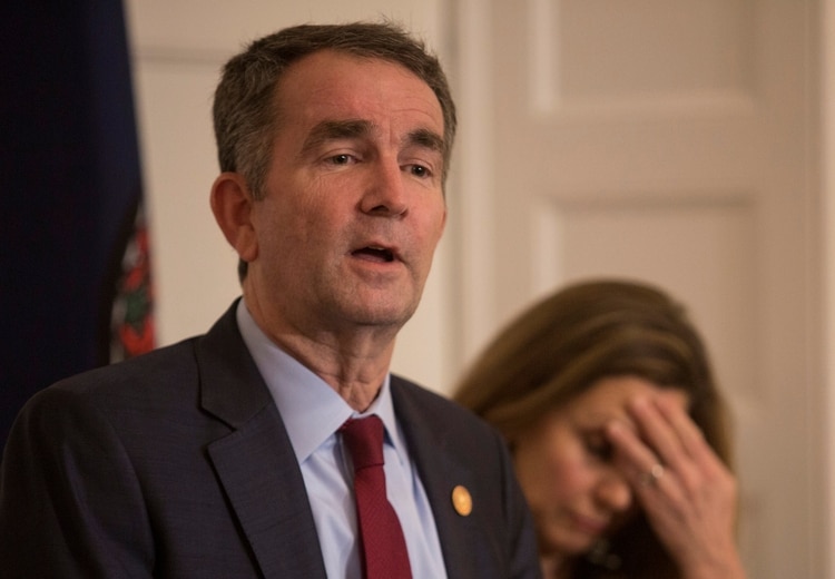 El gobernador de Virginia Ralph Northam, acompañado de su esposa Pamela se defiende de las acusaciones y dice que no es el sujeto vestido con una túnica del Ku Klux Klan en un anuario de su universidad (Reuters)