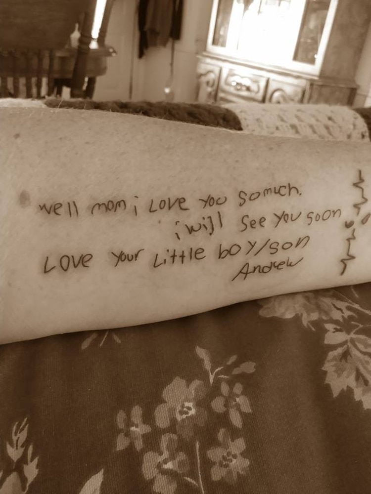 Nora se tatuó una carta que su hijo le escribió de niño. (Foto: Facebook, Nora Sheeran)