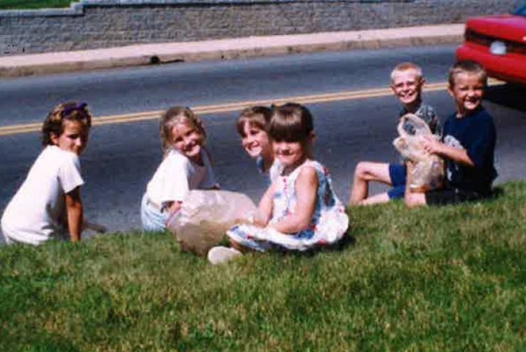 Andrew jugando con sus amigos durante su infancia. (Foto: Facebook, Nora Sheeran)