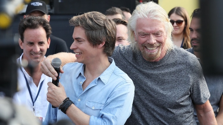 El magnate y organizador del evento Richard Branson (d), y el cantante venezolano Carlos Baute (i) ofrecen declaraciones a los medios previo al concierto (EFE/ Mauricio Dueñas Castañeda)