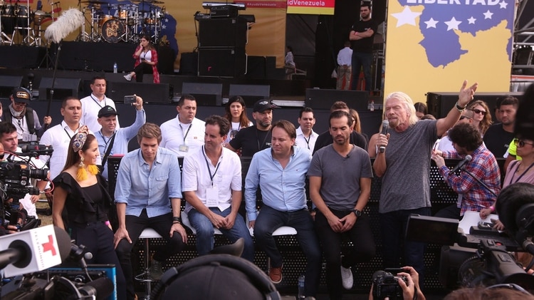 El magnate y organizador del evento Richard Branson (3d) habla ante los medios previo al concierto Venezuela Aid Live este viernes, en Cúcuta (Colombia). EFE/ Mauricio Dueñas Castañeda