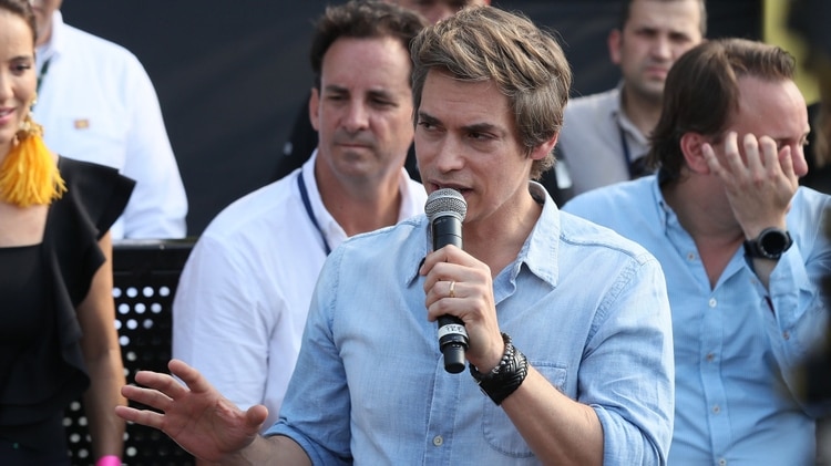 El cantante venezolano Carlos Baute habla ante los medios previo al concierto Venezuela Aid Live (EFE/ Mauricio Dueñas Castañeda)