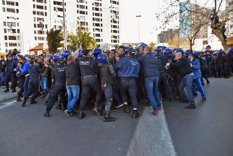 PolicÃ­as argelinos reprimen la manifestaciÃ³n de este viernes en el centro de Argel, convocada de forma anÃ³nima en las redes sociales contra un quinto mandato del presidente Albdelatif Buteflika.  