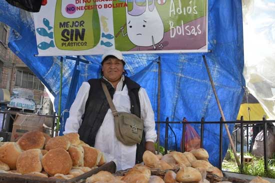 Esta imagen tiene un atributo ALT vacÃo; su nombre de archivo es pan-vendedora.jpg