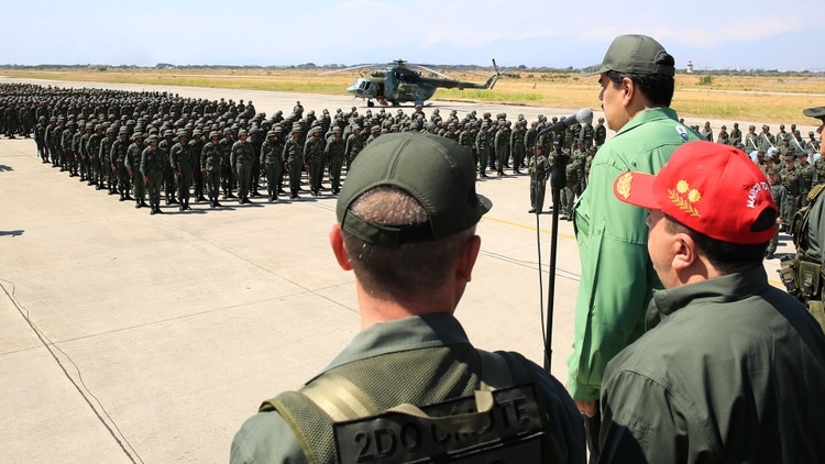 Nicolás Maduro con militares, una imagen cotidiana en Venezuela (Reuters)