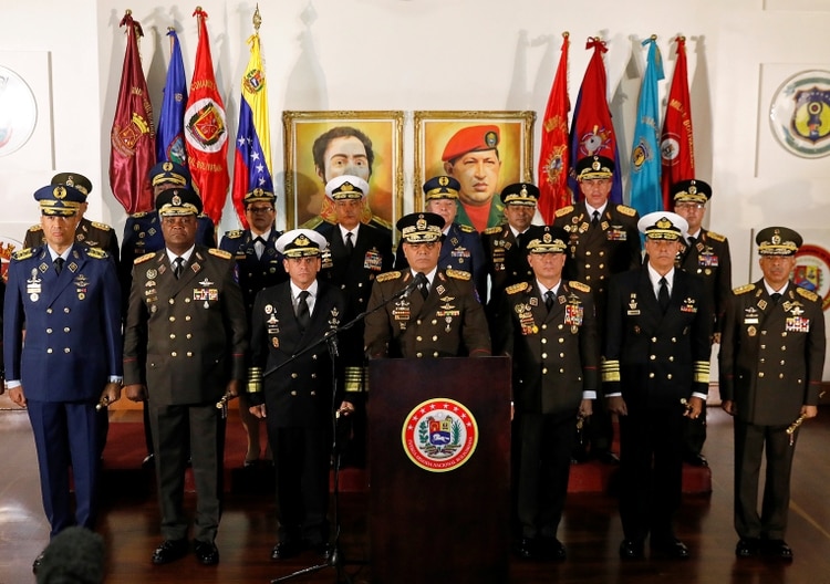 El mensaje de Vladimir Padrino López junto al resto del alto mando militar manifestando su apoyo a Maduro (REUTERS/Manaure Quintero)